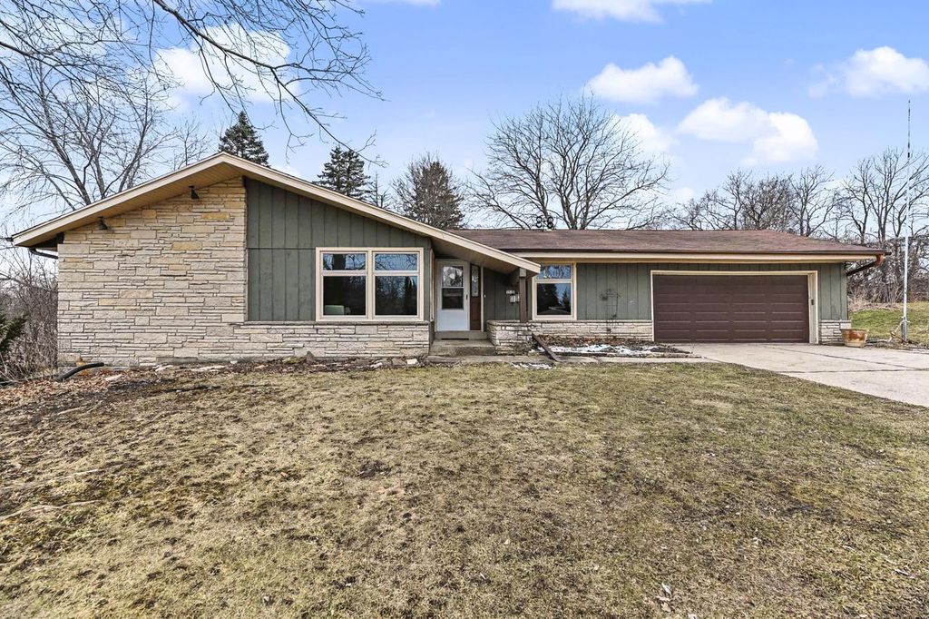 3355 S Cari Adam DRIVE, New Berlin, WI 53146