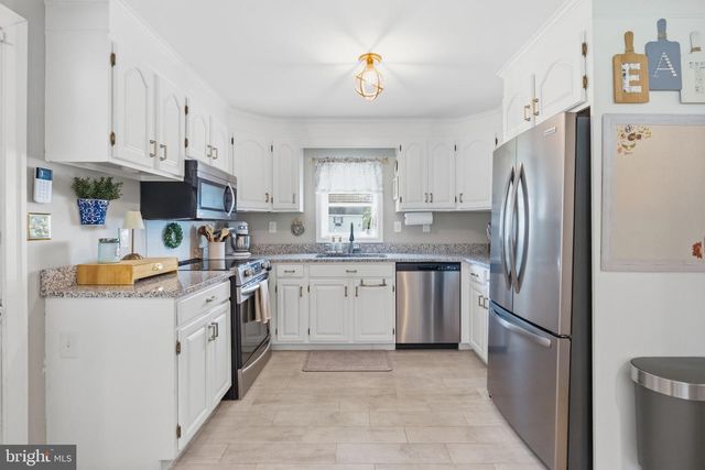 18 BUTTONWOOD AVE, Malvern, PA 19355