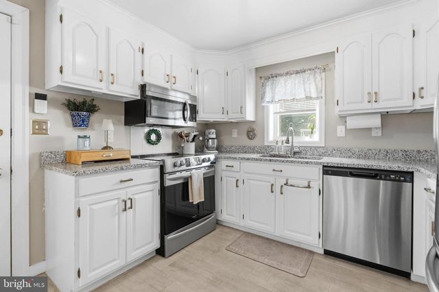 18 BUTTONWOOD AVE, Malvern, PA 19355