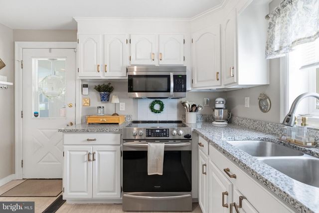 18 BUTTONWOOD AVE, Malvern, PA 19355