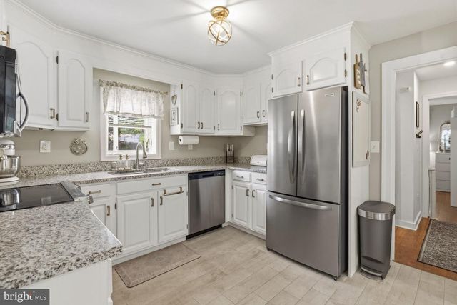 18 BUTTONWOOD AVE, Malvern, PA 19355