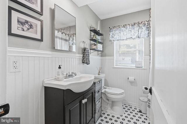 18 BUTTONWOOD AVE, Malvern, PA 19355