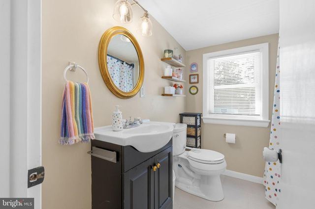 18 BUTTONWOOD AVE, Malvern, PA 19355
