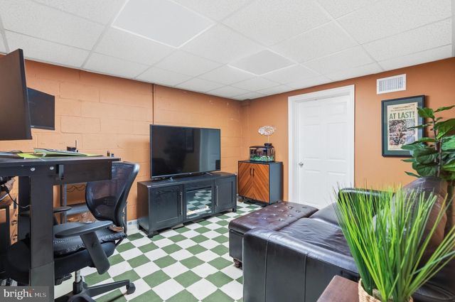 18 BUTTONWOOD AVE, Malvern, PA 19355