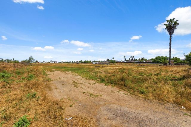 5792 W Olive Avenue, Fresno, CA 93722