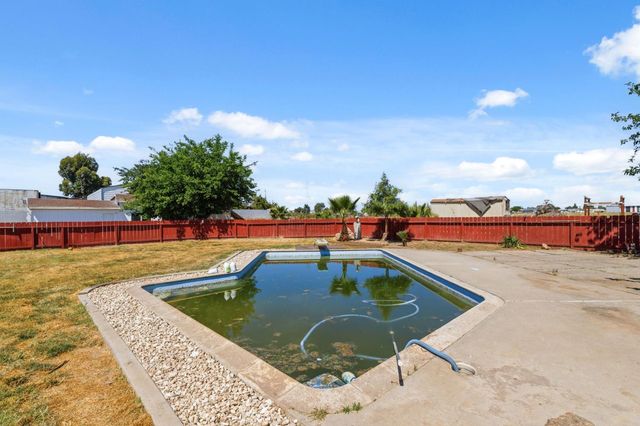 5792 W Olive Avenue, Fresno, CA 93722