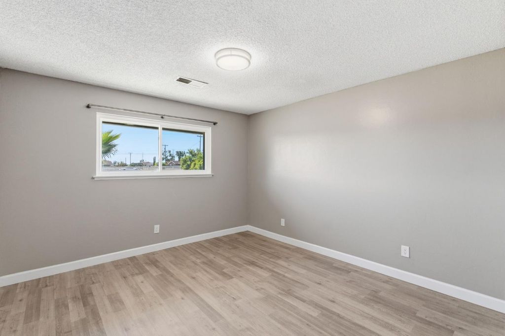 Image 14 of property listing at 5792 W Olive Avenue, Fresno, CA 93722