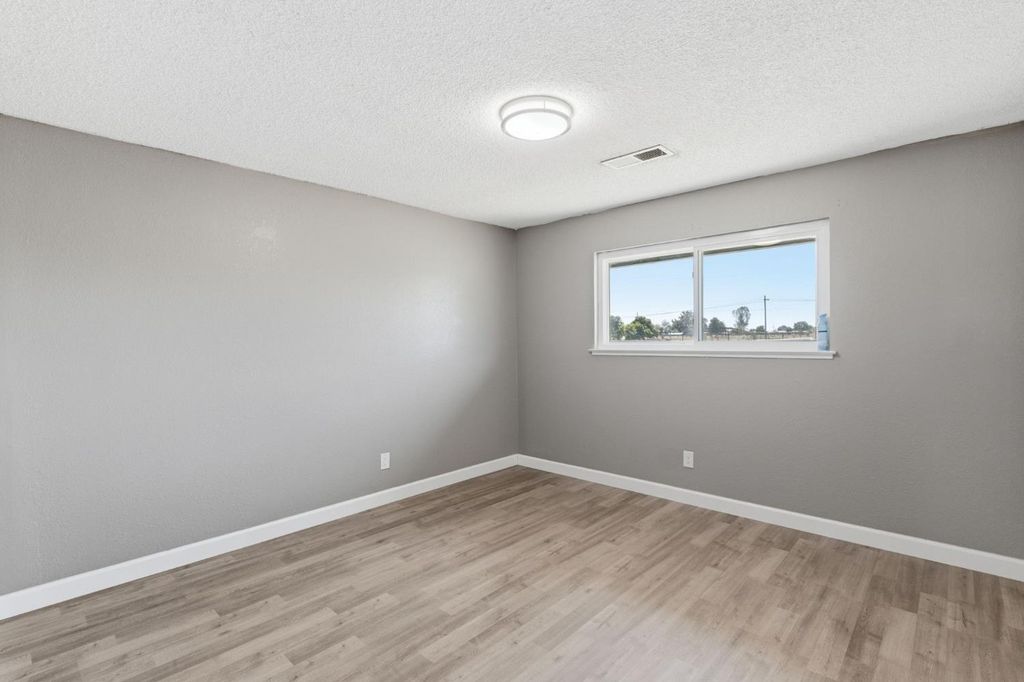 Image 16 of property listing at 5792 W Olive Avenue, Fresno, CA 93722