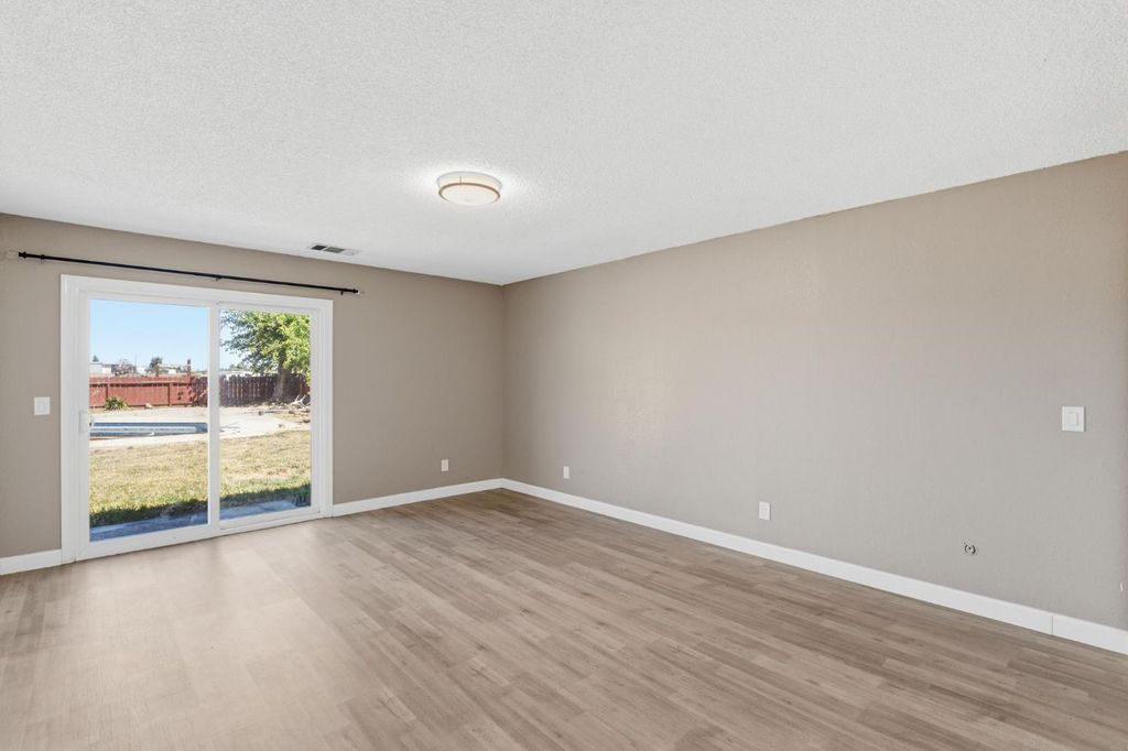 Image 18 of property listing at 5792 W Olive Avenue, Fresno, CA 93722