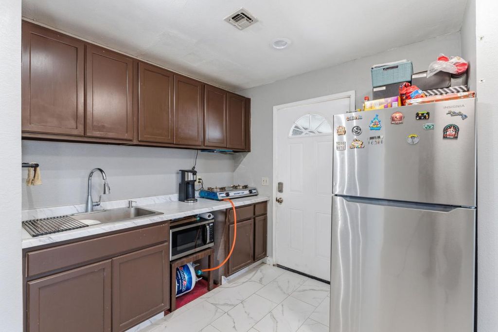 Image 29 of property listing at 5792 W Olive Avenue, Fresno, CA 93722