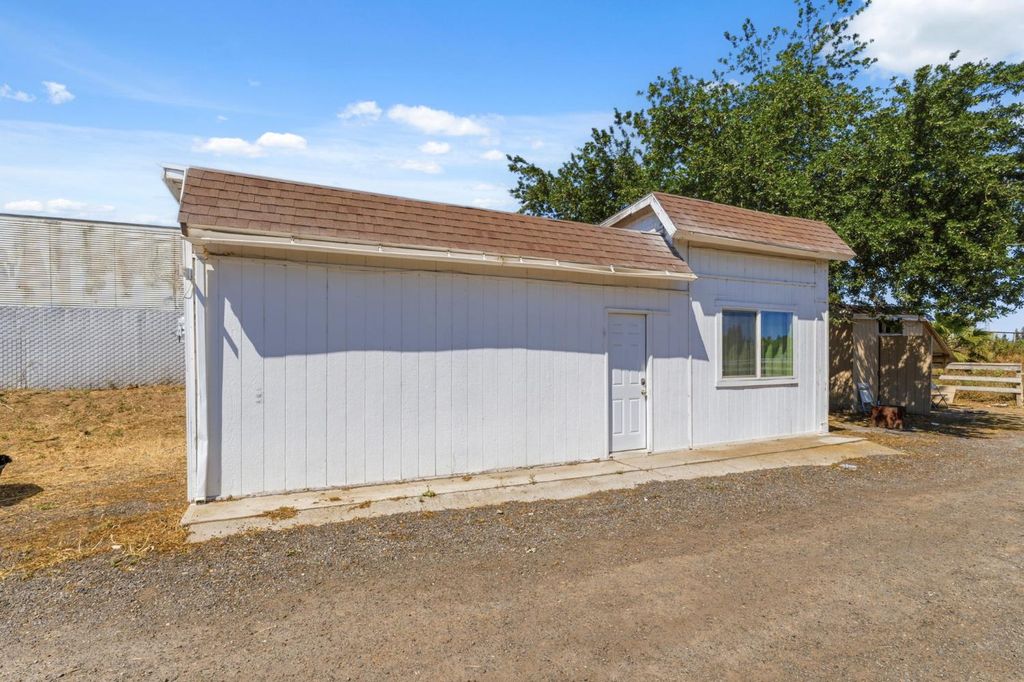 Image 32 of property listing at 5792 W Olive Avenue, Fresno, CA 93722