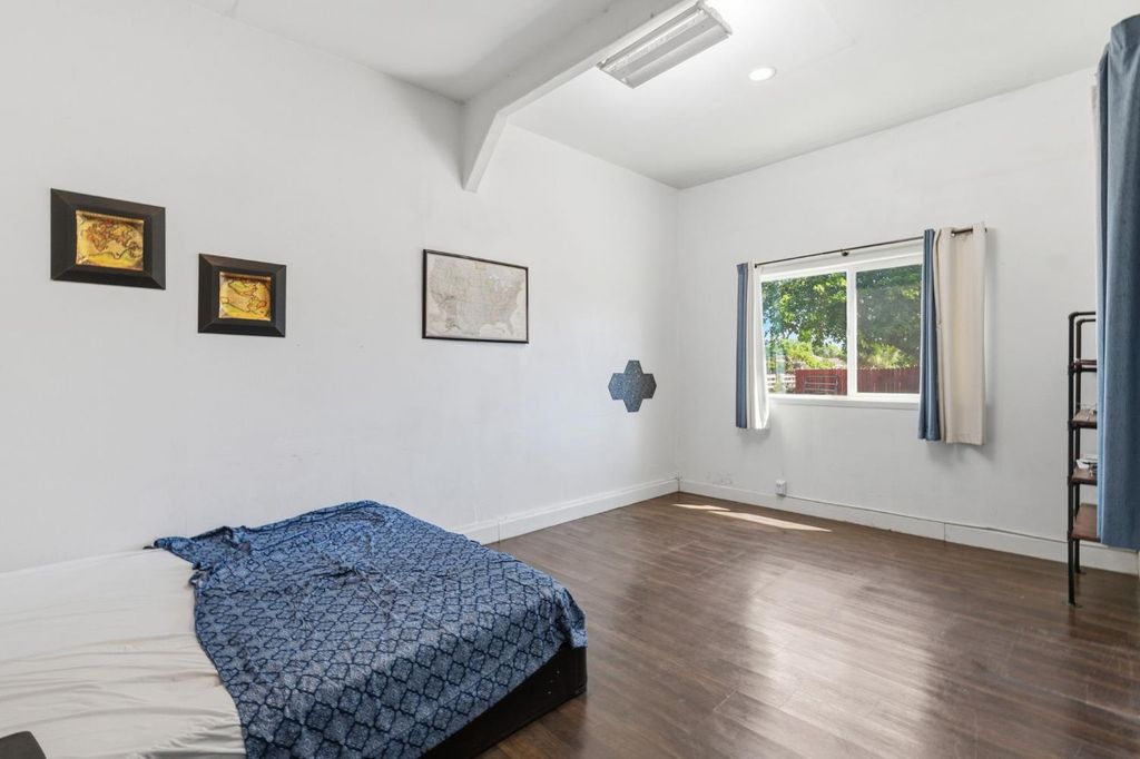 Image 35 of property listing at 5792 W Olive Avenue, Fresno, CA 93722