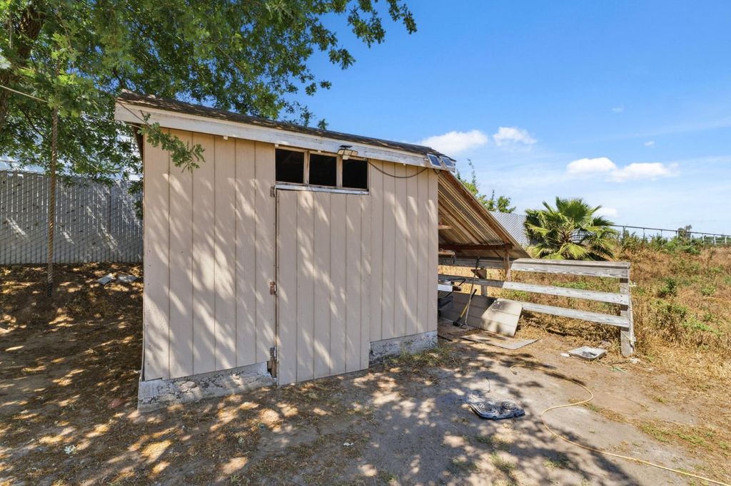 Image 43 of property listing at 5792 W Olive Avenue, Fresno, CA 93722