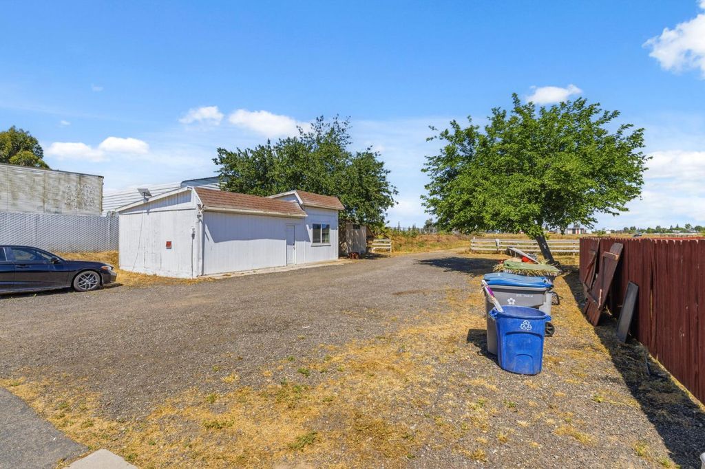 Image 44 of property listing at 5792 W Olive Avenue, Fresno, CA 93722