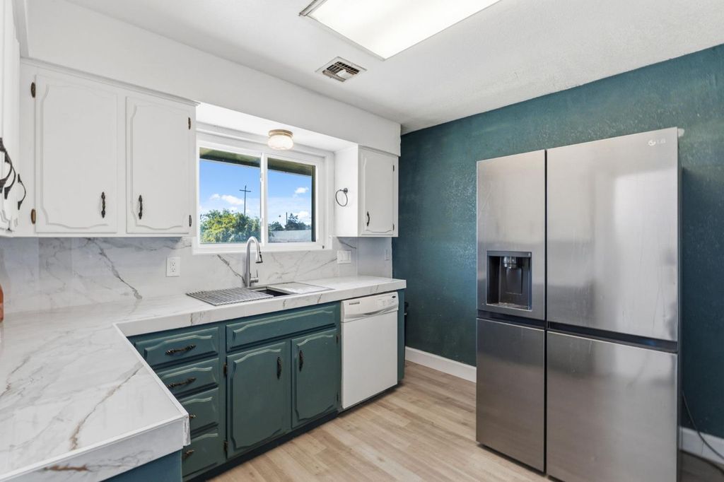 Image 6 of property listing at 5792 W Olive Avenue, Fresno, CA 93722