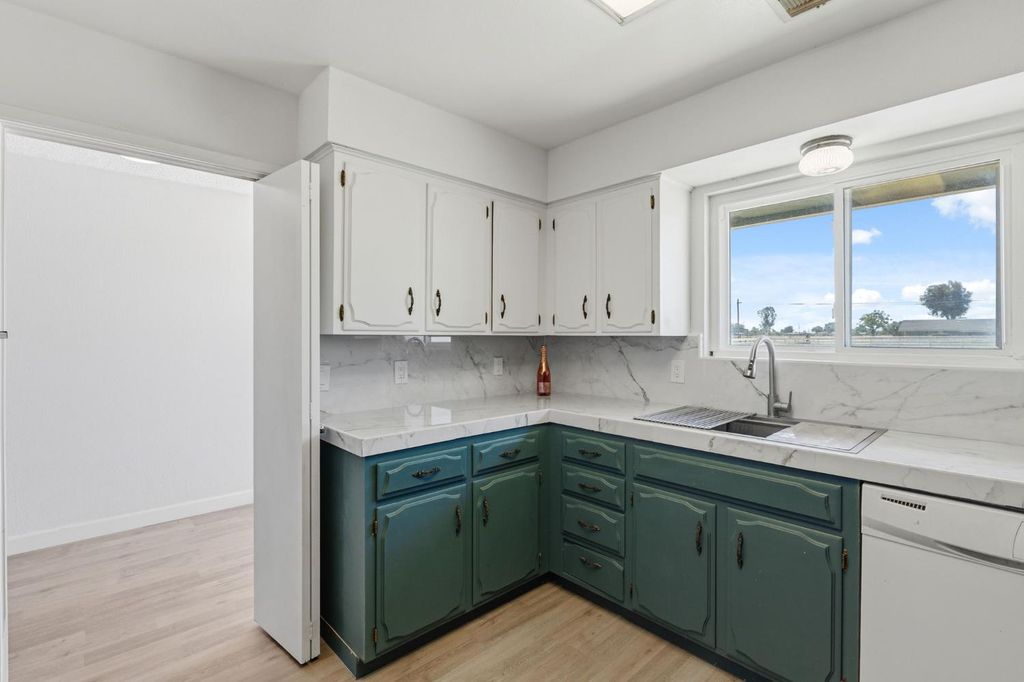 Image 9 of property listing at 5792 W Olive Avenue, Fresno, CA 93722