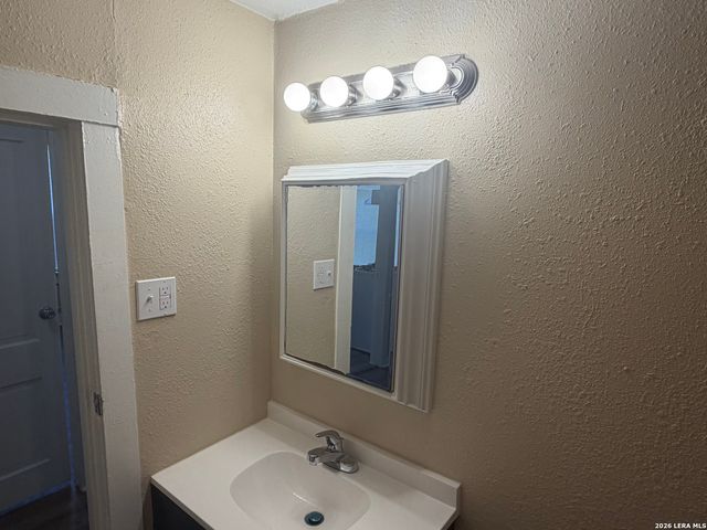 1015 Saint James, San Antonio, TX 78202