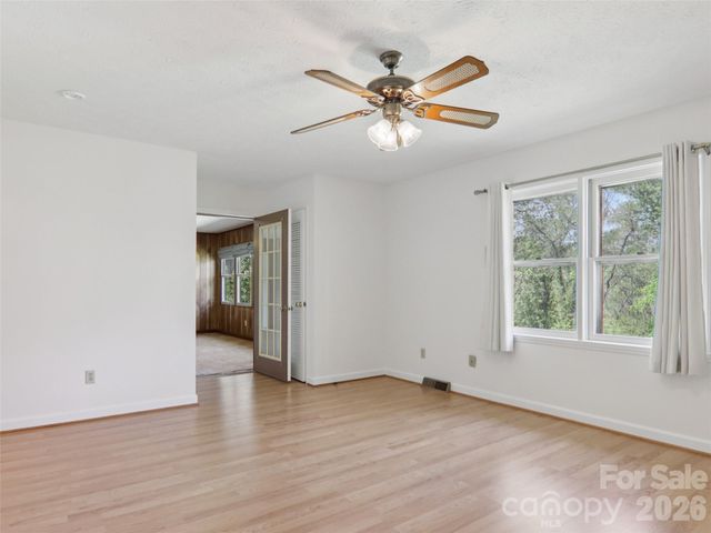 927 Ladson Road, Mills River, NC 28759