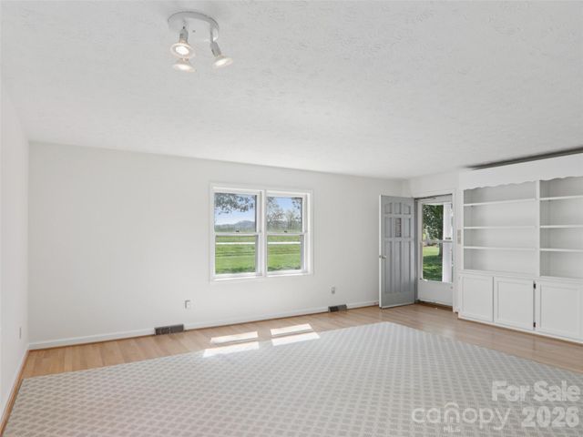 927 Ladson Road, Mills River, NC 28759