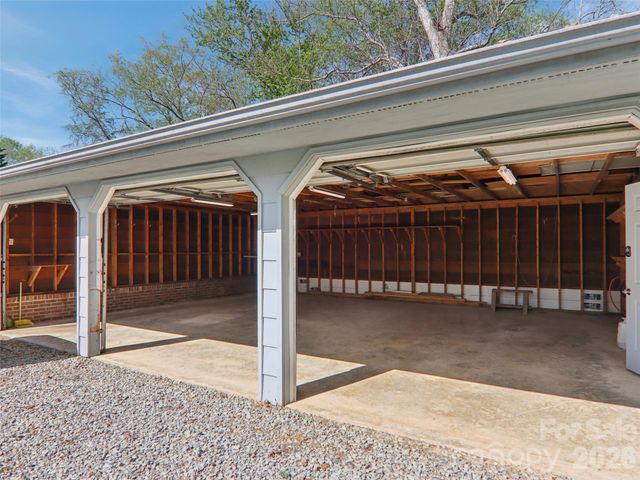 927 Ladson Road, Mills River, NC 28759