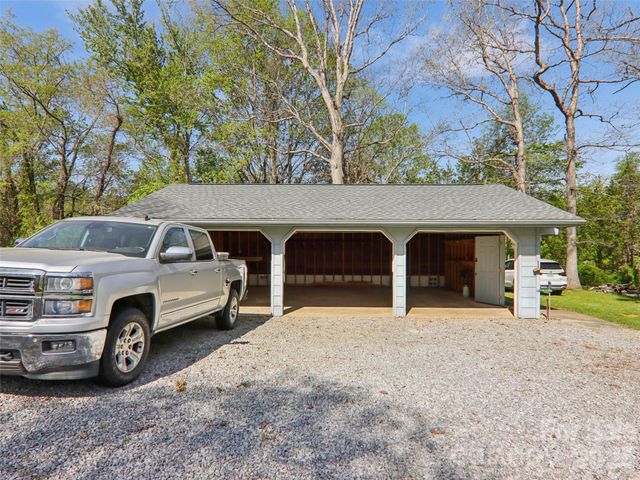 927 Ladson Road, Mills River, NC 28759