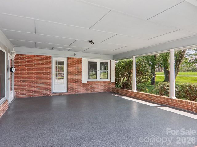 927 Ladson Road, Mills River, NC 28759