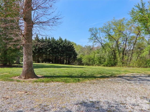 927 Ladson Road, Mills River, NC 28759