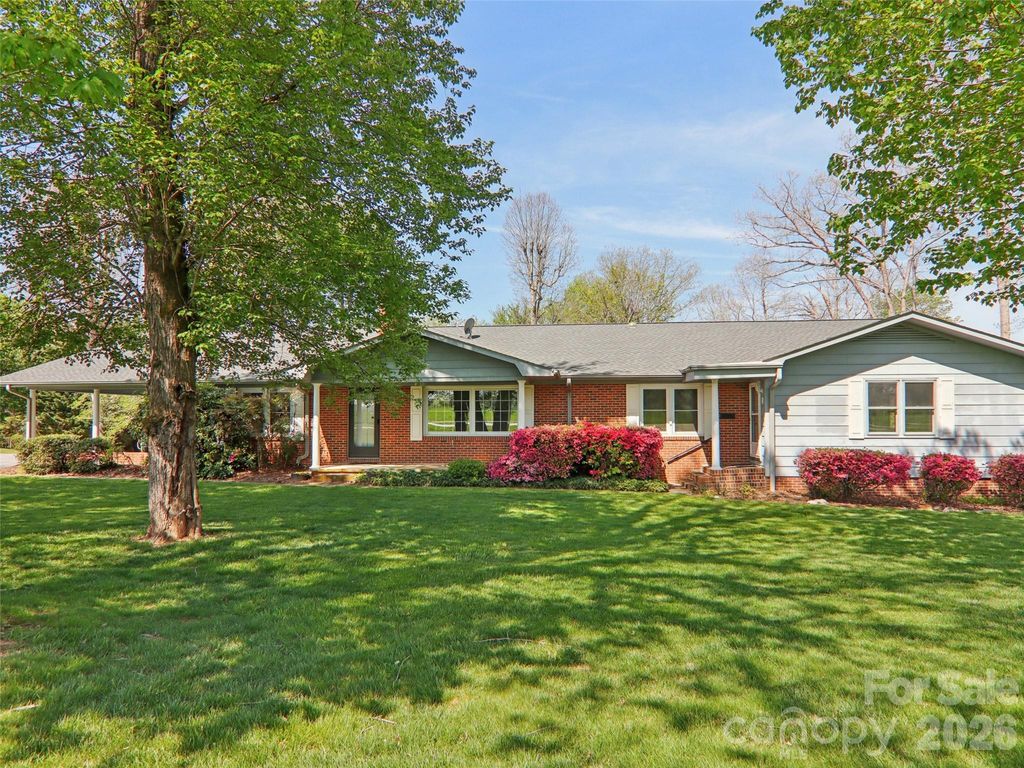 927 Ladson Road, Mills River, NC 28759