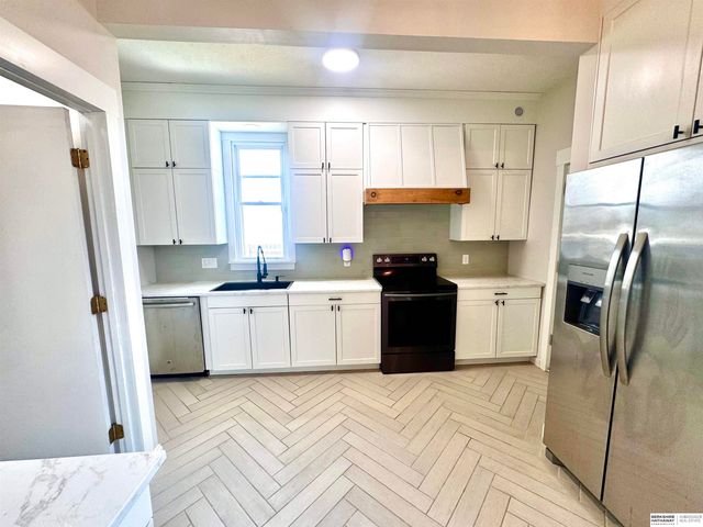 1610 Manderson Street, Omaha, NE 68110