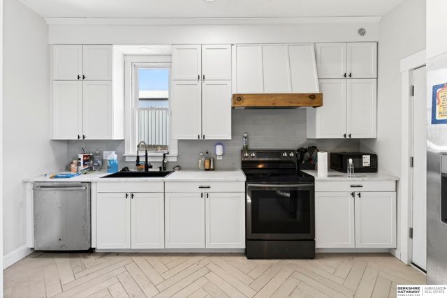 1610 Manderson Street, Omaha, NE 68110