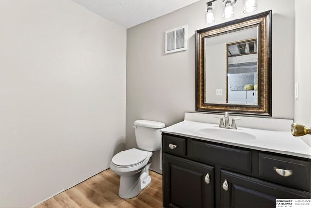 1610 Manderson Street, Omaha, NE 68110