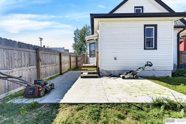 1610 Manderson Street, Omaha, NE 68110