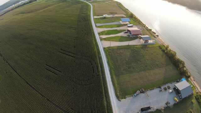 2427 Hardin Bottom River Rd, Clifton, TN 38425