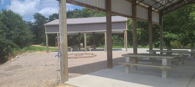 2427 Hardin Bottom River Rd, Clifton, TN 38425