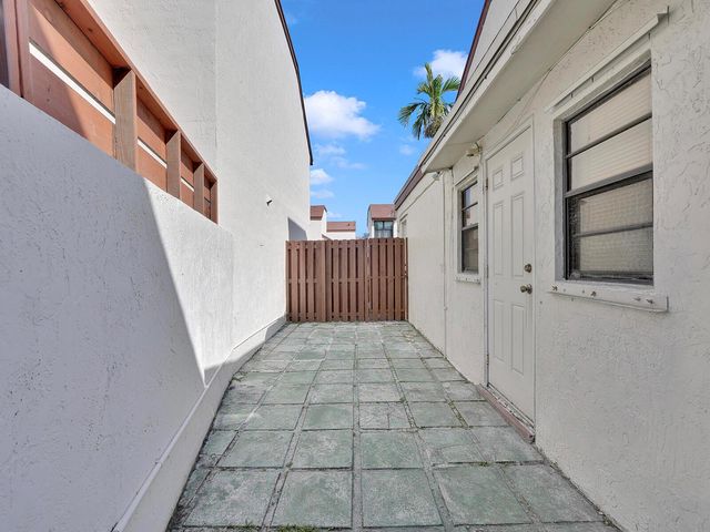 9702 NW 5th Lane 9702, Miami, FL 33172