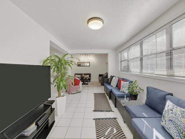 9702 NW 5th Lane 9702, Miami, FL 33172