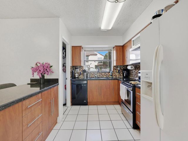 9702 NW 5th Lane 9702, Miami, FL 33172