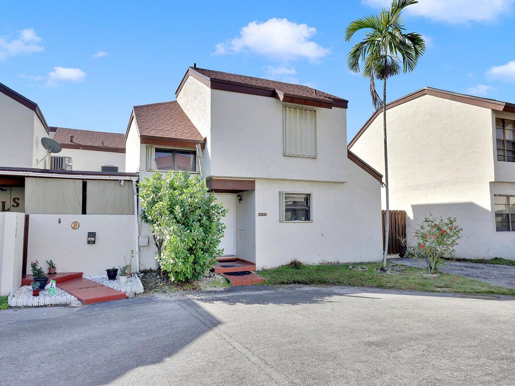 9702 NW 5th Lane 9702, Miami, FL 33172