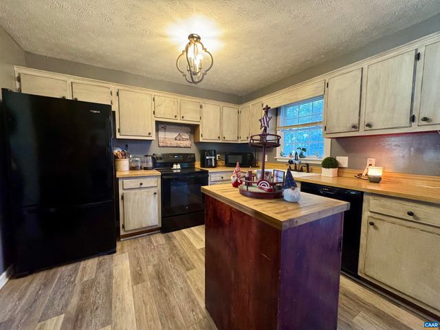 16 KINGSTON CT, Stuarts Draft, VA 24477