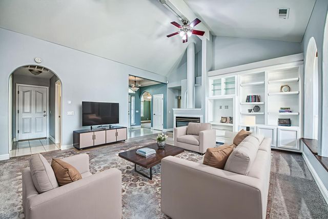 1021 E Niles Avenue, Fresno, CA 93720