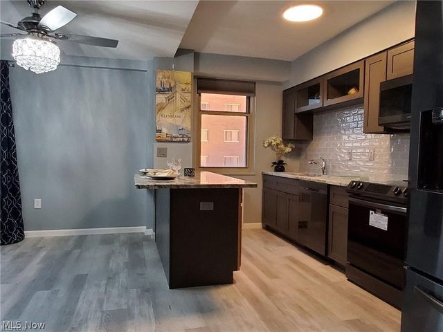 11820 Edgewater Drive 417, Lakewood, OH 44107