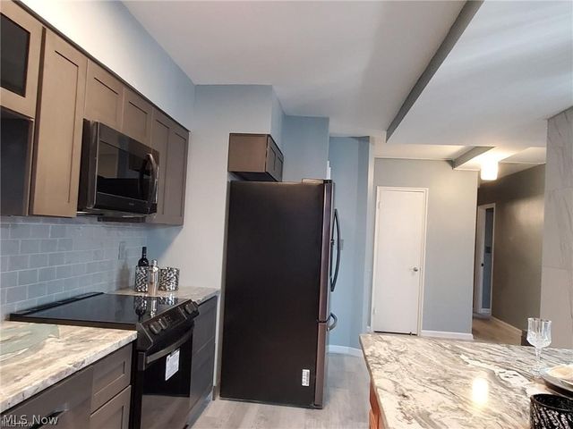 11820 Edgewater Drive 417, Lakewood, OH 44107