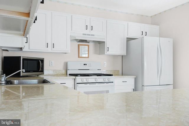 16 HIGH MEADOWS DR, Sicklerville, NJ 08081