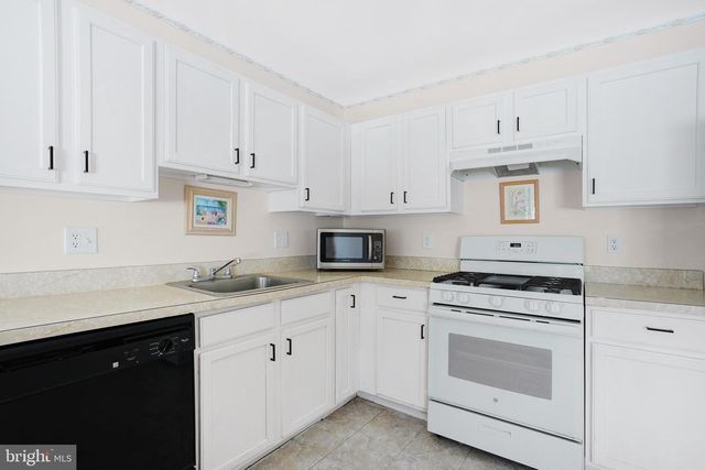 16 HIGH MEADOWS DR, Sicklerville, NJ 08081