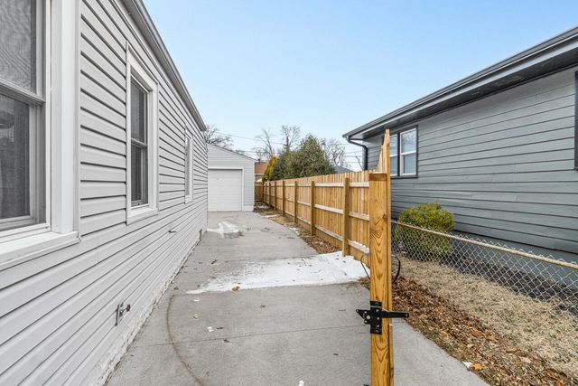 3560 AVENUE C, Council Bluffs, IA 51501