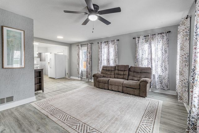 3560 AVENUE C, Council Bluffs, IA 51501