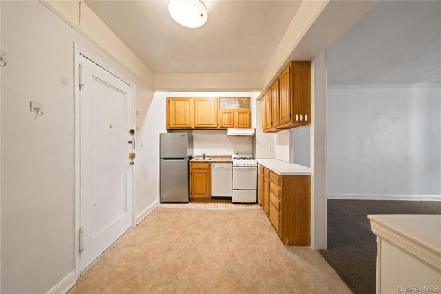 65-74 Saunders Street 3H, Rego Park, NY 11374