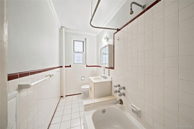 65-74 Saunders Street 3H, Rego Park, NY 11374