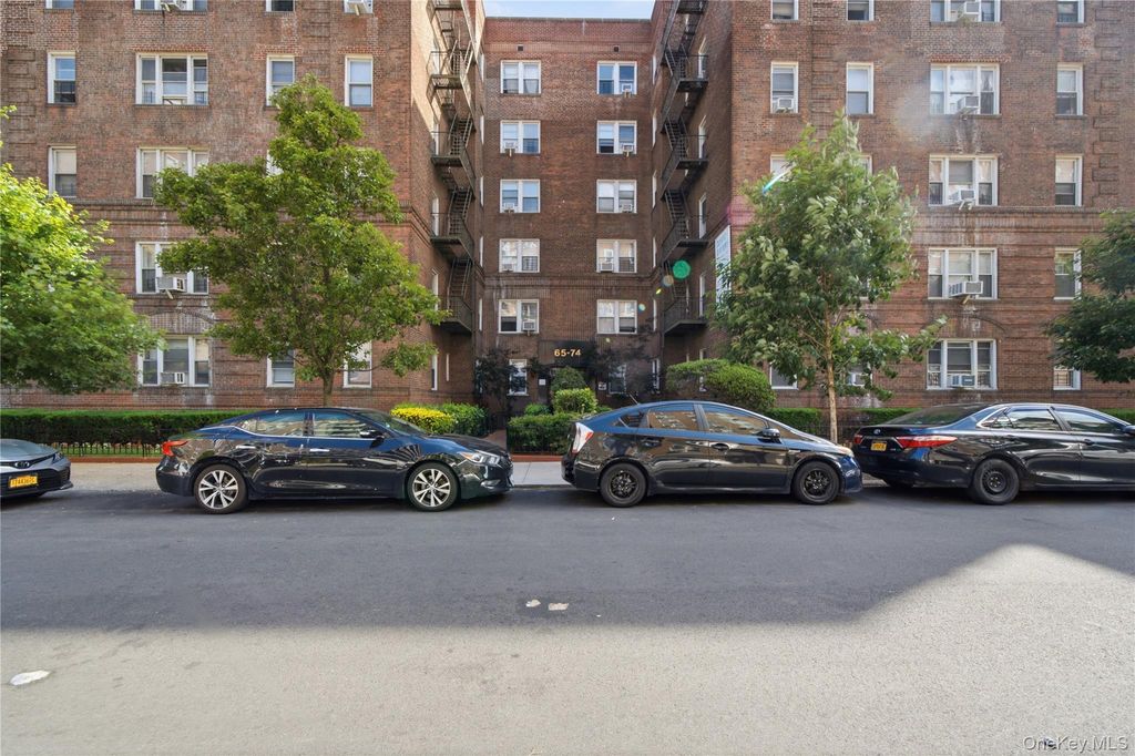 65-74 Saunders Street 3H, Rego Park, NY 11374