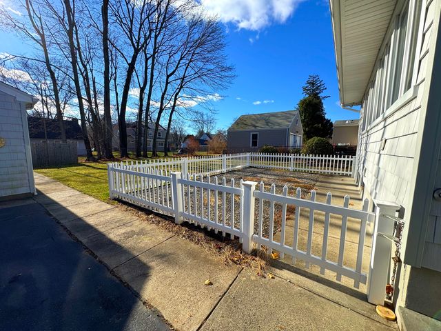 121 Richfield Road, Bridgeport, CT 06606